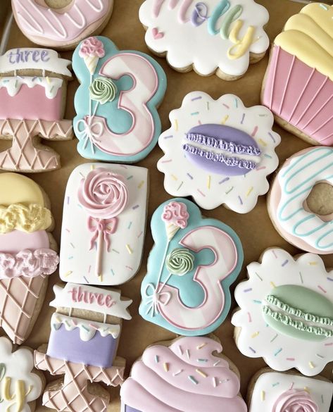 Themed Cookies, Creative Cookies, Girl Birthday Party, Cute Desserts, Icing Cookies, Birthday Cookies, Royal Icing Cookies, Custom Cookies, Cupcake Cookies