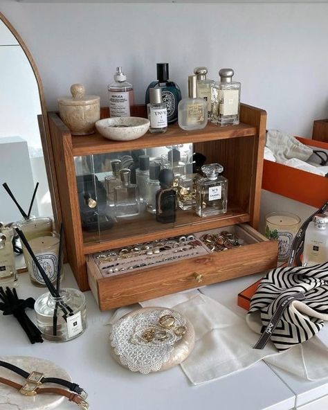 Makeup Stand Diy, Vanity Table Aesthetic, Makeup Organization Aesthetic, Vanity Organization Ideas, Closet Rooms, Perfume Storage, Makeup Organization Diy, Perfume Organization, Vanity Ideas