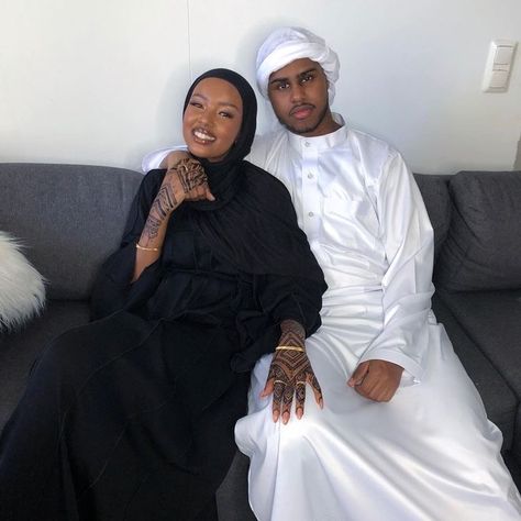 Engagement Photos Muslim, Somali Wedding, Marriage Inspiration, Womens Black Booties, Mode Turban, Muslim Couple Photography, Muslim Family, Muslim Men