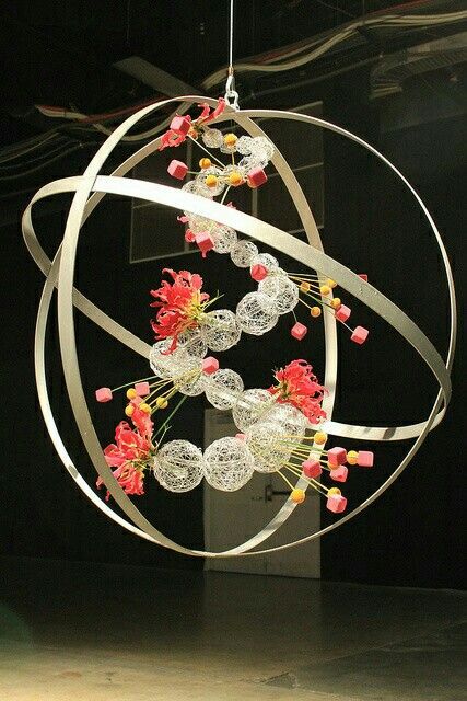 Whimsical floral art installation Flowers Hanging, Ikebana Arrangements, Floral Art Design, Ikebana Flower Arrangement, Modern Flower Arrangements, Trendy Flowers, Japanese Flowers, Hanging Flowers, Deco Floral