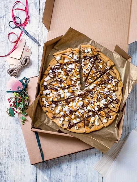 Dessert Pizza Recipe Easy, Easy Dessert Pizza, Cookie Pizza Recipe, Chocolate Chip Cookie Pizza, Birthday Cake Alternatives, Pizza Cookie, Dessert Pizza Recipes, Olive Magazine, Pizza Christmas