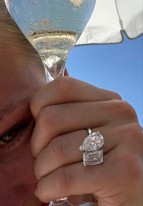 2 Carrot Ring, Indy Blue Engagement Ring, Toi Eat Moi With Wedding Band, Hailey Bieber Wedding Ring, 6 Carat Engagement Ring, Engagement Rings Big, 3 Carat Engagement Rings, Two Stone Engagement Ring Unique, Double Diamond Engagement Ring