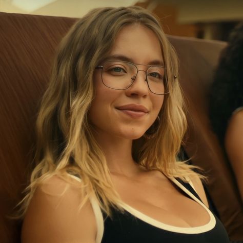 Sydney Sweeney Reality, Sydney Sweeney With Glasses, Sydney Sweeney Dark Hair, Olivia Mossbacher, Sydney Sweeney Hair, Sydney Sweeney Icons, Jungkook Dance, Wwii Uniforms, Sydney Sweeney