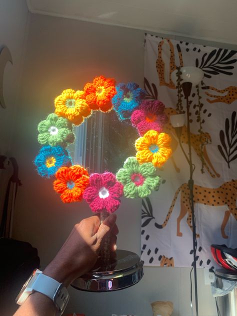 cute and colorful crochet puff flower mirror border 🌸🌼🪞 Mirror Border Ideas, Crochet Mirror Frame, Cozy Mirror, Crochet Mirror, Crochet Room, Clay Mirror, Flowers Mirror, Puff Flower, Crochet Puff Flower