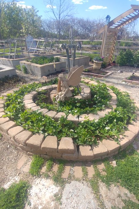 Whimsical Garden Layout, Strawberry Raised Bed, Strawberry Garden Beds, Circle Raised Garden Beds, Round Garden Bed Ideas, Spiral Garden Bed, Circular Garden Bed, Spiral Brick Garden, Spiral Herb Garden Ideas