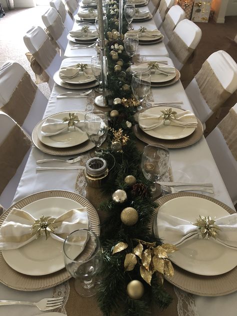 Diner Table Decoration Ideas, Christmas Themes Ideas For Home, New Years Table Decor, Gold Christmas Table Decor, Christmas Dinner Table Decorations, New Years Eve Table Setting, Xmas Dinner Table, Elegant Christmas Table, Christmas Table Setting Ideas