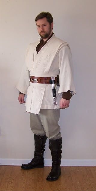 Star Wars Male Outfits, Jedi Cosplay Men, Jedi Knight Male, Jedi Poses, Jedi Halloween Costume, Halloween Jedi, Mandalorian Jedi, Sweet Characters, Jedi Outfit