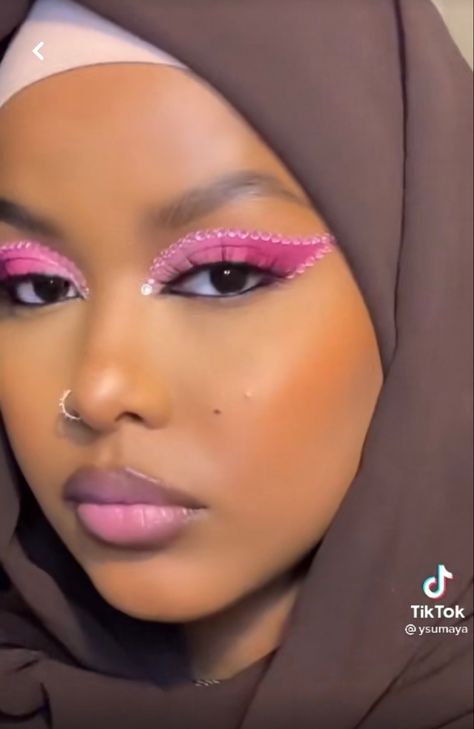 Light Pink Eyeshadow Looks With Glitter, Pink And White Makeup Looks Black Women, Pink Ombre Eyeshadow, Pink Eyeshadow Hooded Eyes, Pink Fairy Eye Makeup, Fun Pink Eyeshadow Looks, Light Pink Eyeshadow Looks, Ombré Eyeshadow, Skyler Aesthetic