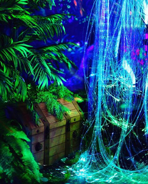 lili bergmann on Instagram: “🌟💚NEON JUNGLE PARTY💚🌟 ✨The glowing  forest ✨ My son gave me his brief, and I tried to make it real 😝 ... « So, the kids are on a boat,…” Neon Jungle Party, Forest Room Ideas, Lunar Garden, Neon Forest, Glowing Forest, Future Festival, Forest Room, Neon Jungle, Jungle Room