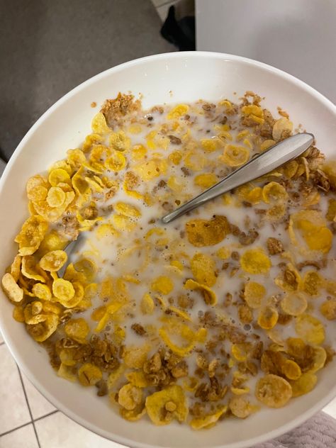 spoon inna cereal 🤬🤬🤬 Starch And Cereal Dishes, Bowl Of Cereal, Food Inspo, Cereal Bowls, Aesthetic Food, Cereal, Frozen, Bowl, Quick Saves