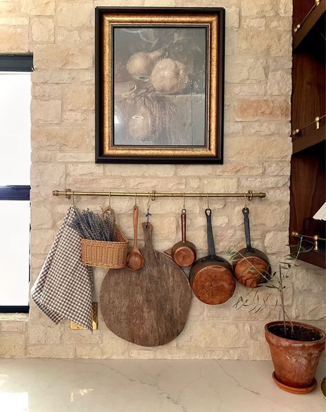 Diy Kitchen Wall Decor, Stone Wall Kitchen, Future Home Ideas, Diy Kitchen Wall, Stone Kitchen, Interior Design Diy, Design Diy, Kitchen Wall Decor, Pots And Pans