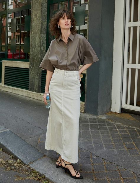 Off White Denim Skirt, White Jeans Skirt Outfit, Long White Denim Skirt Outfit, White Denim Maxi Skirt, White Denim Skirt Outfit, Jean Skirt Outfits Summer, Long Denim Skirt Outfits, Skirt Outfits For Women, Beige Skirt Outfit