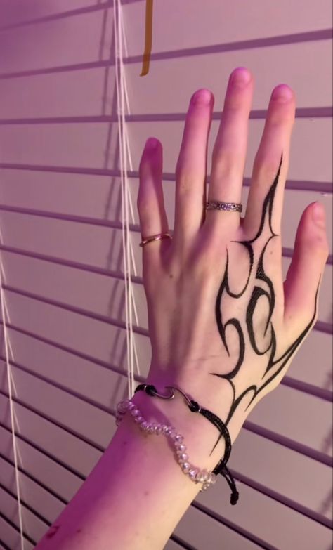 @lkdraws1 on TikTok Pen Drawings On Arm, Pen Tattoo Ideas Doodles On Hand Easy, Pen Hand Tattoo, Tato Henna, Hand And Finger Tattoos, Pretty Hand Tattoos, Henna Tattoo Hand, Henna Tattoo Designs Hand, Sharpie Tattoos