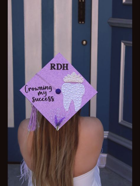 2023 dental hygiene graduation cap idea Dental Hygiene School Graduation Caps, Dental Assistant Graduation Cap Ideas, Dental Hygiene Cap Decoration, Dentistry Graduation Cap, Rdh Cap Decoration, Dental Hygienist Graduation Cap, Dental Assistant Photoshoot Ideas, Dental Hygiene Graduation Party Ideas, Dental Graduation Pictures