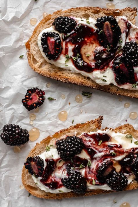 Blackberry Ricotta Toast, Baked Yogurt Toast, Yogurt On Toast, Trending Breakfast Ideas, Breakfast Kabobs Skewers, Sweet Toast Ideas, Greek Yogurt Toast, Blackberry Toast, Toast Food Photography