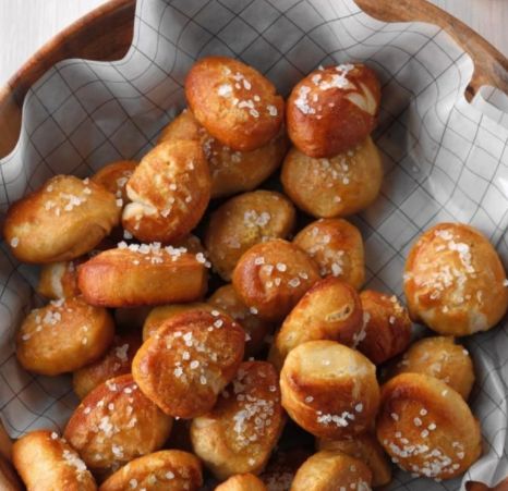 Pretzel Nuggets Recipe, Dutch Meatballs, Bitterballen Recipe, Pretzel Nuggets, Beer Pretzels, Football Food, Christmas Snacks, Appetizer Dips, Taste Of Home