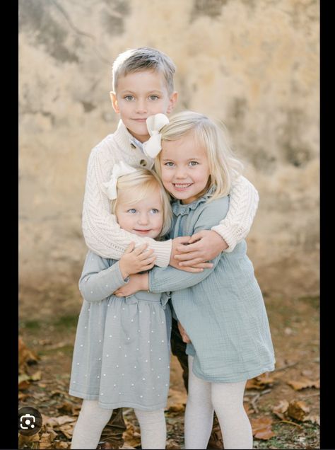 Sibling Newborn Pictures 3 Kids, Sibling Newborn Pictures, Professional Family Photos, Brother Sister Photos, Sibling Photography Poses, Sibling Pictures, Sibling Poses, Outdoor Family Photography, Fall Family Photo Outfits