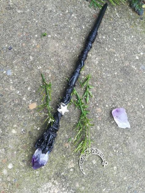 Witchcraft Wands Ideas, Wands For Shifting, Fantasy Wand Designs, Wands With Crystals, Magic Wand Art, Crystal Wand Diy, Aesthetic Wand, Nature Wands, Mystical Princess