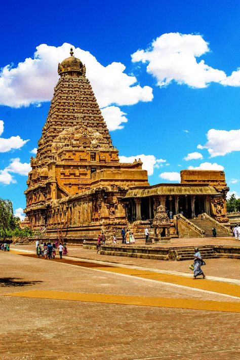 Thanjavur Temple is called as Thanjai Periya Kovil which one is built in the period of Rajaraja Chozhan Thanjavur Temple, Indian Temple Architecture, Ancient Indian Architecture, Temple Photography, Photo Album Layout, Temple Pictures, Desktop Wallpaper Art, Temple Architecture, Dark Phone Wallpapers