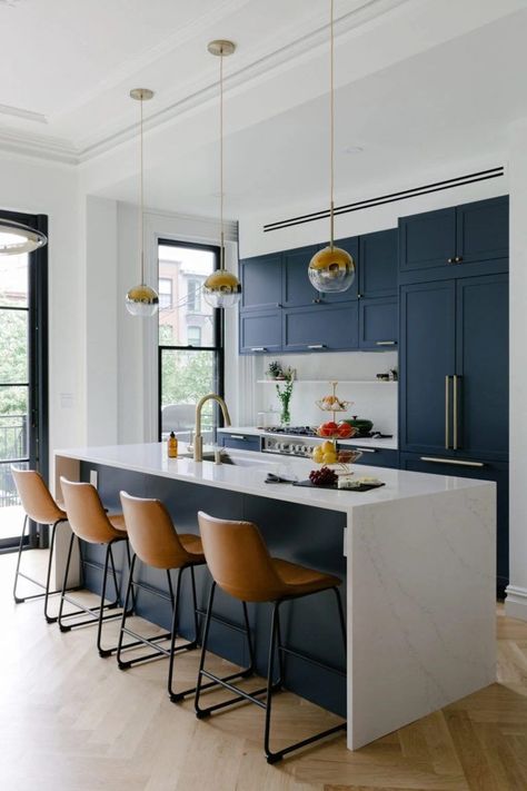 Kitchen Open Concept, Navy Blue Kitchen, Kabinet Dapur, Blue Kitchen Cabinets, Popular Kitchens, Kitchen Paint Colors, Kitchen Cabinet Colors, Blue Kitchen, Interior Modern