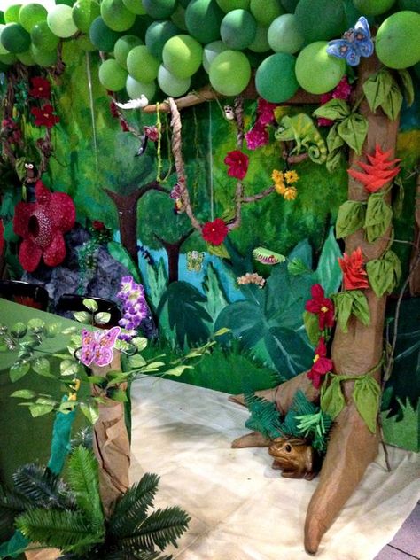 VBS 2015: Journey off the Map Reg booth details - Balloon tree canopy, paper mache tree trunk: Rainforest Theme, Jungle Decorations, Balloon Tree, Balkon Decor, Deco Jungle, Jungle Scene, Backyard Canopy, Wedding Canopy, Fiesta Tropical