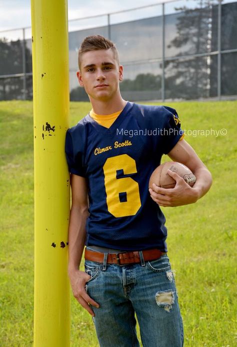 Football Poses, Football Pics, Senior Boy Poses, Cute Football Players, Tight Leather Pants, Football Pictures, Boy Poses, Football Player, Jeans Men