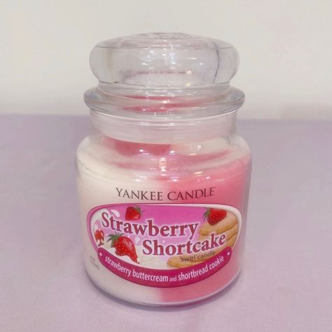 Pink Velvet Cupcakes, Pastel Cupcakes, Candle Cookies, Strawberry Buttercream, Sweet Like Candy, Velvet Cupcakes, Cute Candles, Bath And Body Care, Pink Girly Things