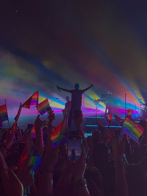 Louis Tomlinson Rainbow Lights, Louis Tomlinson Concert Crowd, Purple Louis Tomlinson, Louis Tomlinson Rainbow, Louis Tomlinson Aesthetic, Louis Tomlinson Concert, Louis Core, Concert Crowd, Concert Lights