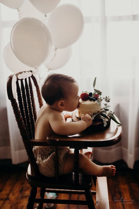 1st Birthday Indoor Photoshoot, First Birthday Pictures At Home, First Birthday Photo Shoot Ideas Boy, Birth Photoshoot, Simple First Birthday, Cake Smash Pictures, Baby Birthday Photoshoot, Boys First Birthday Party Ideas, 1st Birthday Pictures