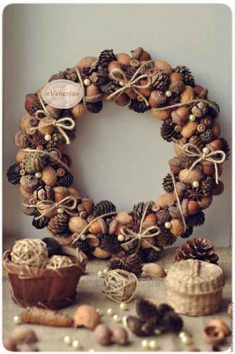 DIY Fall wreath made with all natural elements Types Of Wreaths, Julkransar Diy, Acorn Wreath, Acorn Crafts, Diy Pinecone, Cones Crafts, Diy Fall Wreath, Christmas Wreaths To Make, Pine Cone Crafts