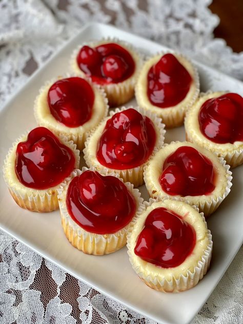 These mini cheesecake tarts are so simple! Vanilla wafers, cream cheese, sugar and pie filling come together to make these delicious treats! Mini Cheesecake Tarts, Cheesecake Cups Recipe, Mini Cherry Cheesecakes, Mini Cheesecake Bites, Mini Cheesecakes Easy, Cheesecake Bites Recipe, Cheesecake Tarts, Cheesecake Cups, Cherry Cheesecake