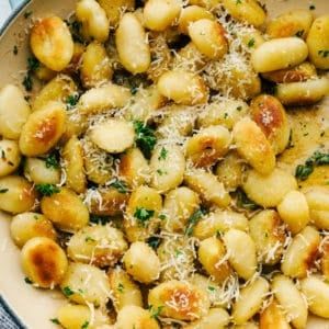 Fried Gnocchi, Pan Fried Gnocchi, Gnocchi Sauce, Gnocchi Recipes Easy, Gnocchi Dishes, Resep Pasta, Gnocchi Recipe, Diner Recept, Herb Sauce