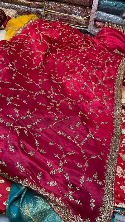 Bridal Chunni Design, Dulhan Dupatta, Bridal Chunni, Rajputi Dress, Bridal Dupatta, Lehenga Designs Simple, Latest Bridal Dresses, Fashionable Saree Blouse Designs, Fancy Sarees Party Wear