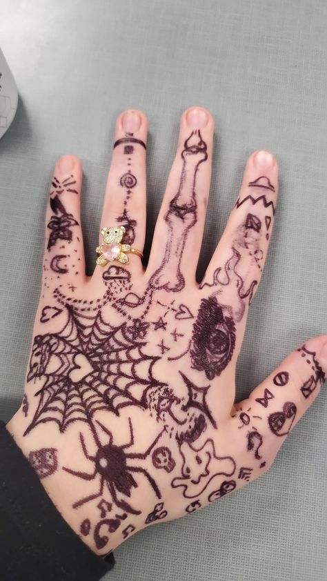 Tattoo Ideas Doodles, Pen Tattoo Ideas, Doodles On Hand, Drawing On Hand, Easy Hand Drawings, Arm Drawing, Pretty Hand Tattoos, Sharpie Tattoos, Hand Doodles