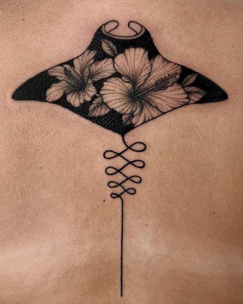 Stingray Tattoo Back, Tropical Fish Tattoo, Stingray Tattoo Design, Fish Tattoo Black, Tropical Tattoos, Underwater Tattoo, Stingray Tattoo, Tropical Tattoo, Ray Tattoo