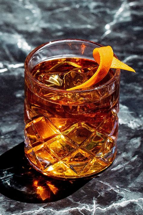 Old Fashioned Photography, Drink Glasses, Drink Reference, Old Fashion Drink, Old Fashion Cocktail, Painted Cocktails, Rum Aesthetic, Old Fashioned Drink Aesthetic, Old Fashioned Aesthetic