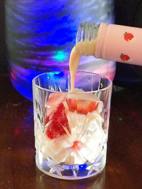 Summer Rum Drinks, Baileys Recipes Drinks, Strawberry Colada, Baileys Drinks, Glasgow Food, Baileys Recipes, Strawberry Drinks, Summertime Drinks, Banana Milkshake