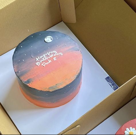 Simple Moon Cake, Cake Moon Design, Sunset Cake Design, Sunset Birthday Cake, Moon Cake Ideas, Moon Cake Design, Happy Birthday Cake Ideas, Full Moon Cake, Moon Birthday Cake