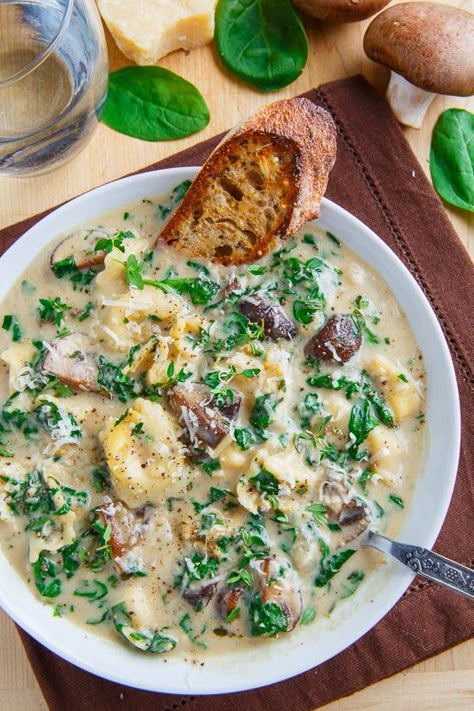 Creamy Parmesan Mushroom and Spinach Tortellini Soup Spinach Tortellini Soup, Spinach Tortellini, Creamy Parmesan, Tortellini Soup, God Mat, Soup And Sandwich, Gumbo, Delicious Soup, Tortellini