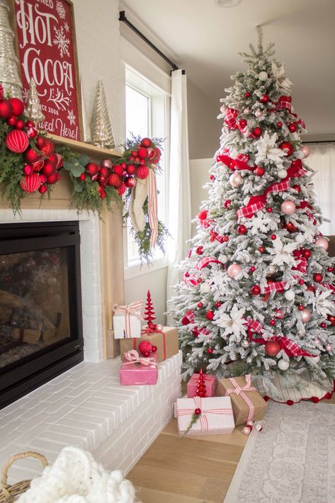 Christmas Tree Inspo, Red Christmas Decor, Christmas Tree Decorating Themes, Red White Christmas, Christmas Decor Inspiration, Pink Christmas Decorations, Red Christmas Tree, Christmas Tree Inspiration, Christmas Themes Decorations