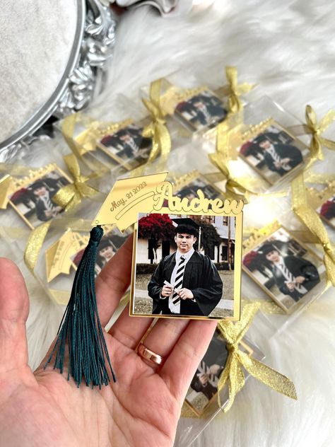 Graduation Party Keepsake Ideas, Photo Party Favors, Graduation Gift Ideas Diy, Graduation Souvenirs Ideas, Graduation Party Favors For Guests, Graduation Favors For Guests, Graduation Gifts For Students, Graduation Frames, College Graduation Party Favors