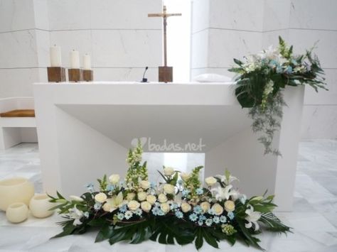 Ideas para decorar la iglesia con flores Wedding Ceremony Floral Arrangements, Budget Friendly Wedding Centerpieces, Condolence Flowers, Wedding Church Decor, Church Wedding Flowers, Altar Arrangement, Altar Flowers, Church Flower Arrangements, Church Flowers