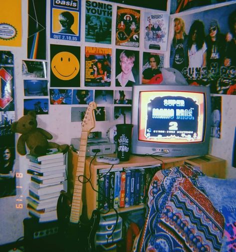 Room Decor 90s, 90s Bedroom Aesthetic, 90s Room Aesthetic, Punk Room, 90s Room, 90s Bedroom, 80s Bedroom Aesthetic, Grunge Bedroom, Retro Bedrooms