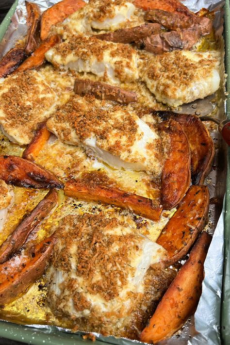 Crispy Topped Sheet Pan Fish Sheet Pan Fish, Seafood Bisque, Breakfast Appetizers, Sheet Pan Suppers, Recipe Sheets, Turkey Meatloaf, Drying Dill, Potato Fries, Appetizer Salads