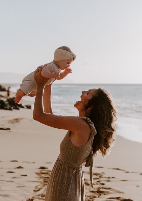 Small Family Beach Pictures, Newborn Beach Photography, Sunset Beach Oahu, Strand Shoot, Baby Beach Pictures, Baby Beach Photos, Beach Photoshoot Family, Family Beach Session, Mommy And Me Photo Shoot