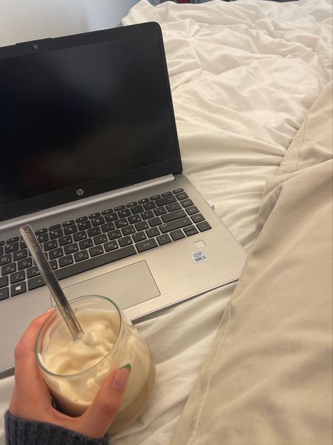 Calm aesthetic coffee hot cozy day laptop computer bed day in home Aesthetic Computer Pics, Hp Computer Aesthetic, Watching Aesthetic Laptop, Hp Envy X360 Aesthetic, Laptop In Bed Aesthetic, Typing On Laptop Aesthetic, Grace Charis On Bed, Lap Top Aesthetic, Blogger Ideas Instagram