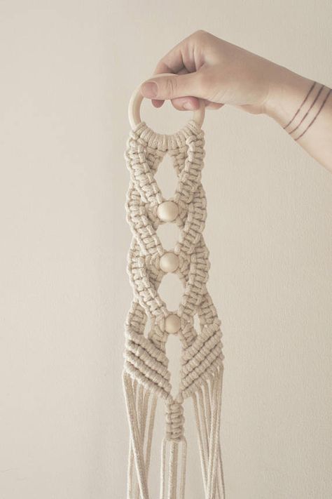 Diy Macrame Wall Hanging, Rope Plant Hanger, Art Macramé, Pola Macrame, Tutorial Macramé, Macrame Plant Hanger Tutorial, Macrame Plant Hanger Patterns, Makramee Diy, Macrame Knots Pattern