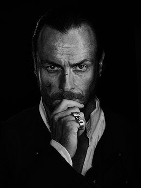 Captain Flint I can't even handle it. Flint Black Sails, Black Sails Starz, Charles Vane, Captain Flint, Toby Stephens, Starz Series, Maggie Smith, Black Sails, Pirate Life