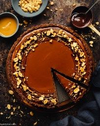 peanut butter chocolate tart Big Salads, Tart Vegan, Dairy Free Milk, Peanut Butter Chocolate, Butter Chocolate, Chocolate Tart, Sweet Tarts, Chocolate Coconut, Refined Sugar Free