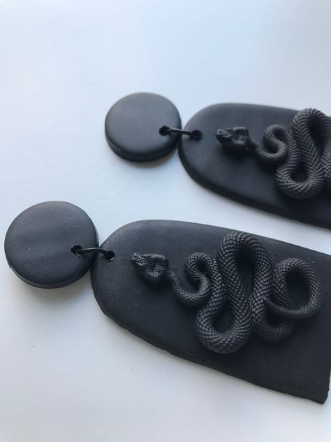 Polymer Clay Snake Earrings Tutorial, Black Polymer Clay Ideas, Polymer Clay Crafts Sculpting, Polymer Clay Gifts, Diy Earrings Polymer Clay, Handmade Clay Jewelry, Polymer Earrings, Polymer Clay Jewelry Diy, Polymer Crafts